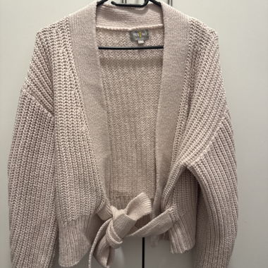Cardigan lavorato a maglia rosa con cintura da annodare