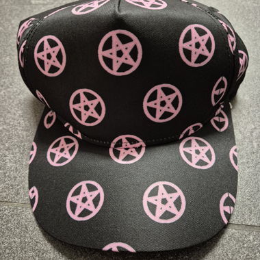 Cappellino gotico con pentagrammi rosa