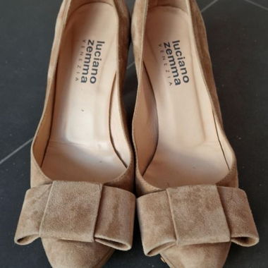 Décolleté con fiocco beige