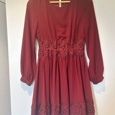 Rotes langärmliges Kleid