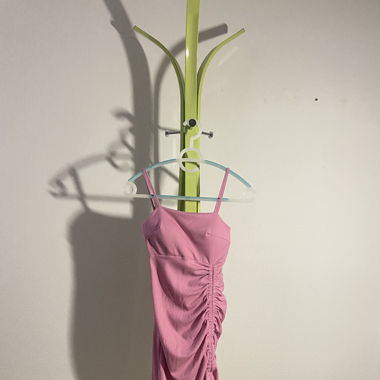 Figurbetontes pinkes Kleid