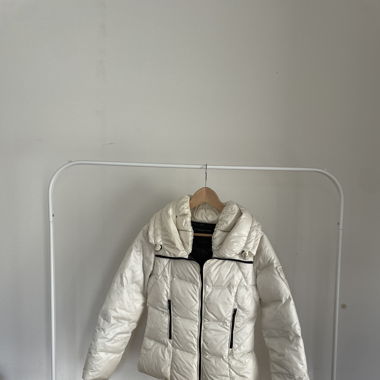 modische helle Daunenjacke // SYNDICATE
