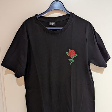 T-Shirt schwarz mit Rosenaufdruck