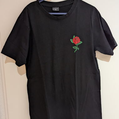 T-Shirt schwarz mit Rosenaufdruck