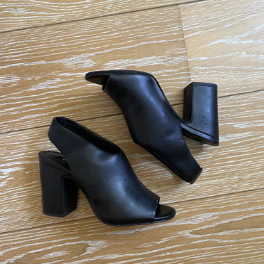 DKNY schwarze Sandalen mit Blockabsatz