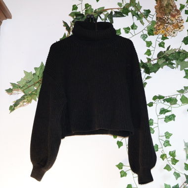 Maglione nero a collo alto, corto