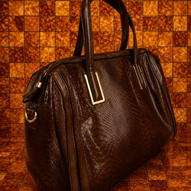 Borsa vintage con motivo serpente marrone di Carpisa