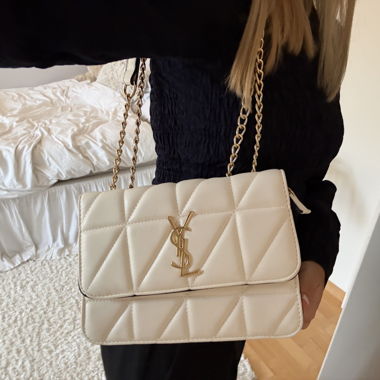 Borsa bianca con accessori dorati