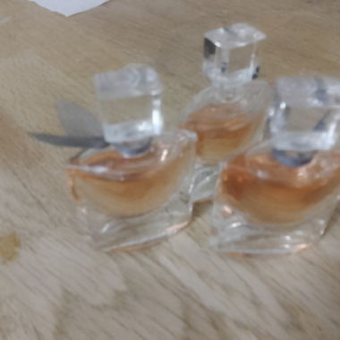 3 petits flacons de parfum la vie est belle