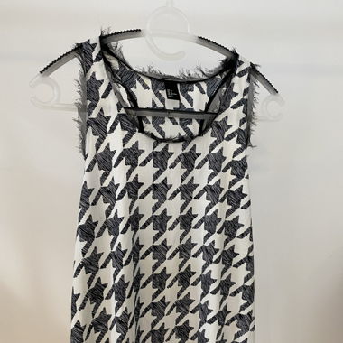 Weiss-schwarzes Top