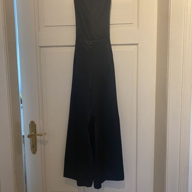 Schwarzer Jumpsuit mit Spaghettitraegern