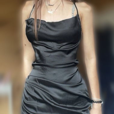 FIGURBETONTES KLEID MIT SEITLICHEM SCHNÜRZUG