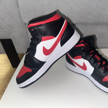 Gr. 38 Jordan 1 Mid White Red Black