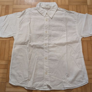 Una camicia a maniche lunghe e una a maniche corte