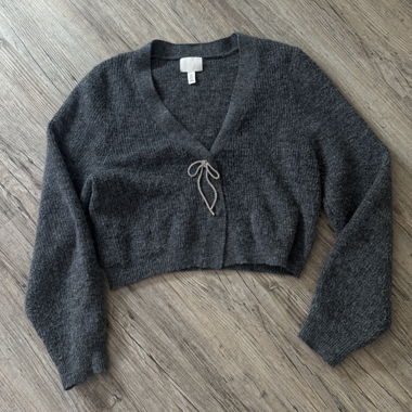 Grauer Cardigan mit glitzer Schleife 