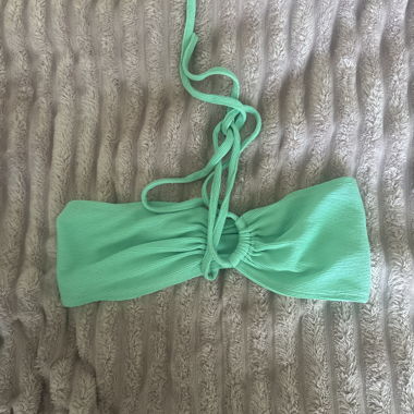 Top bikini a fascia verde menta