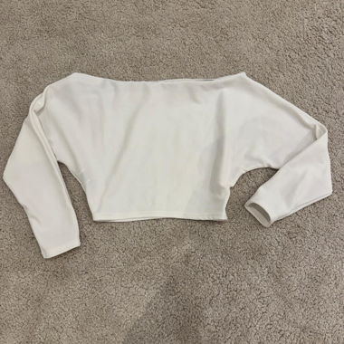 Crop top blanc épaules dénudées à manches longues