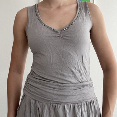 Vestito grigio smanicato con borchie