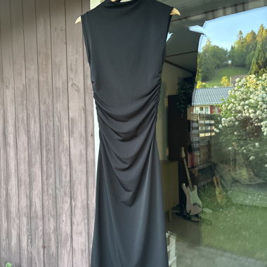 Black sleeveless dress