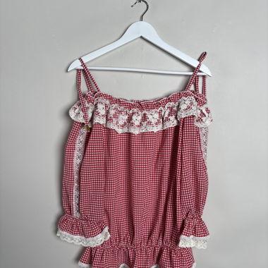 Oberteil mit roter Gingham-Spitze
