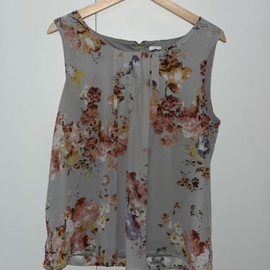 Blouse sans manches fleurie grise