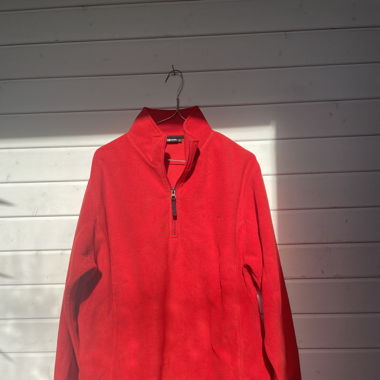 Roter Fleecepullover 