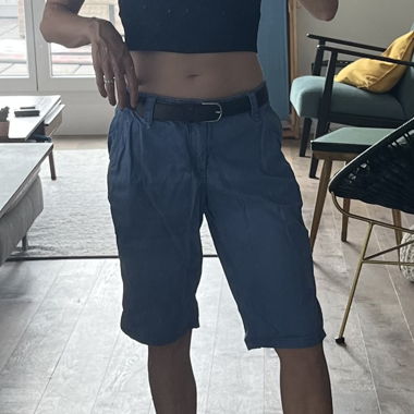 Blaue Shorts 