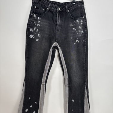 Jeans noirs délavés et déchirés peints