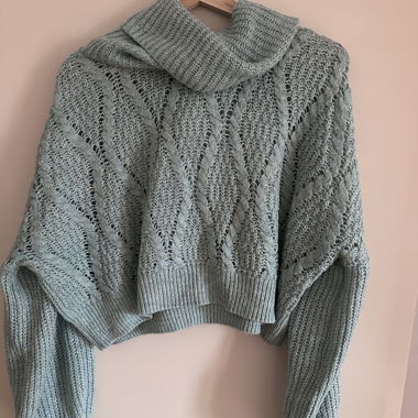 Maglione corto verde salvia con collo alto