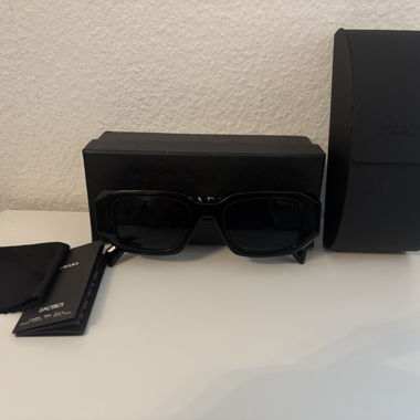 Schwarze Prada-Sonnenbrille