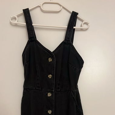 Schwarzes kurzes Kleid