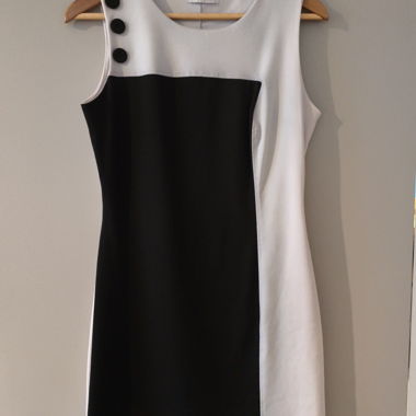 Ärmelloses, zweifarbiges Kleid in Weiss und Schwarz