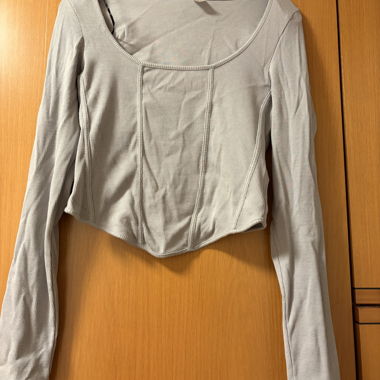 Top corto a coste grigio