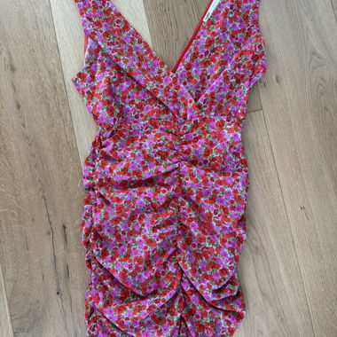 Blumiges Wickelkleid