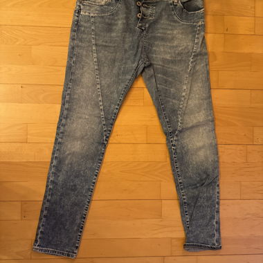 Blaue Jeans mit Knopfleiste