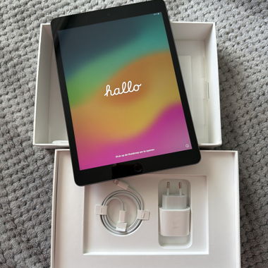 iPad Apple avec câble de charge