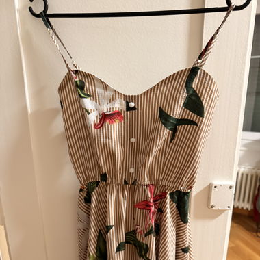 Vestito con motivo floreale