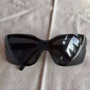 Lunettes de soleil noires Chanel