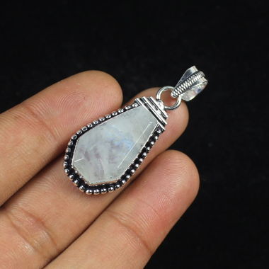 Pendentif cercueil en pierre de lune