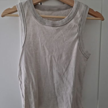 Geripptes beigefarbenes Tanktop