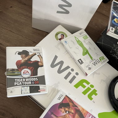 Wii Konsole mit Steuerrad, Waffe, diversen Spielen