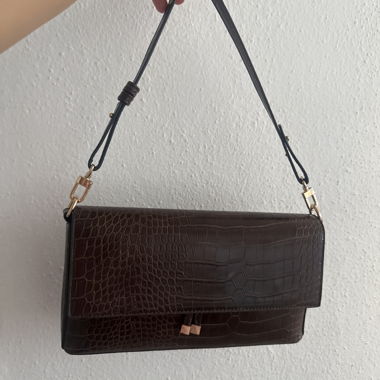 Borsa a tracolla marrone con effetto coccodrillo