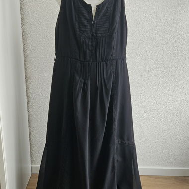 Robe noire longue à fines bretelles