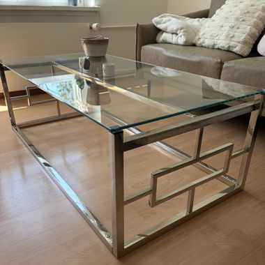 Glas-Couchtisch mit Metallgestell