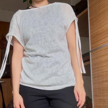 Weisses T-Shirt mit Bändeln