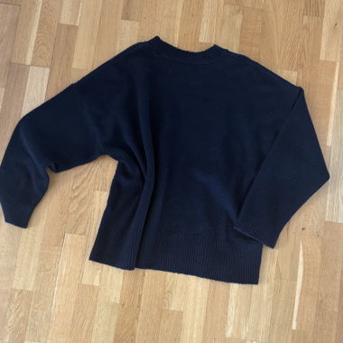 Dunkelblauer Strickpullover
