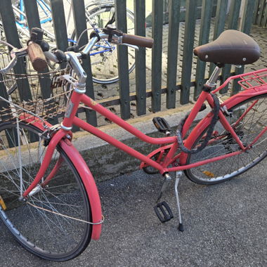 Vélo de ville rouge/rose avec panier et porte-bagages
