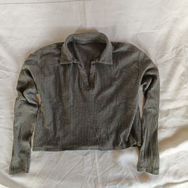 Graues Langarmshirt mit Kragen