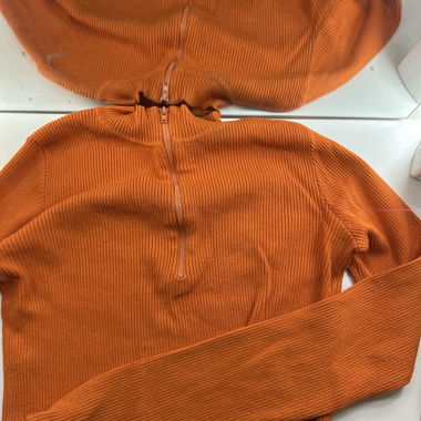 Top arancione a coste con mezza zip