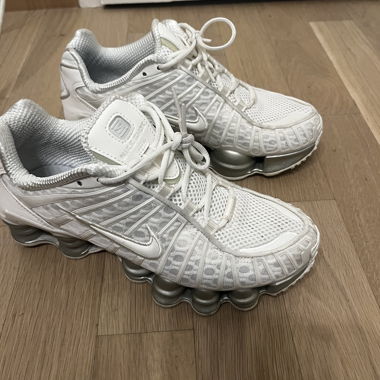 Nike Shox sneakers blanches